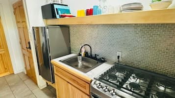 Een koelkast, een microgolfoven, een oven, een kookplaat