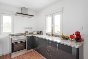 Geladeira, micro-ondas, fogão, cafeteira/chaleira