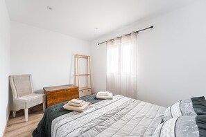 3 habitaciones, escritorio, internet y ropa de cama 