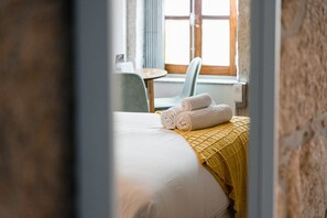Skrivebord, strygejern/strygebræt, internetforbindelse, sengetøj