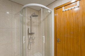 Dusche, kostenlose Toilettenartikel, Haartrockner, Handtücher