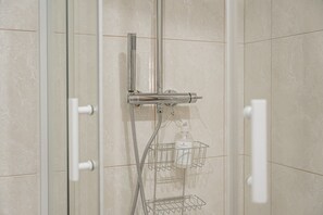 Douche, articles de toilette gratuits, sèche-cheveux
