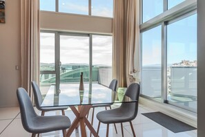 Penthouse Four | In-room dining - 70 Tory Apartment (Wellington)
