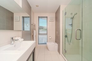 Attico (Four) | Bagno | Combinazione doccia/vasca, asciugacapelli, asciugamani, carta igienica