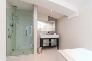 Superior-penthouselejlighed (Three) | Badeværelse | Kombination af bruser/badekar, hårtørrer, håndklæder, Sæbe