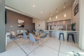 Penthouse (Four) | Essbereich im Zimmer
