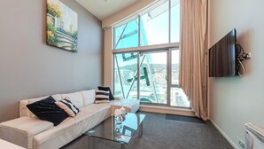 Penthouse (Two) | Area keluarga | TV layar datar