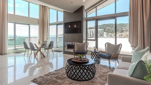 Penthouse (Four) | Area keluarga | TV layar datar