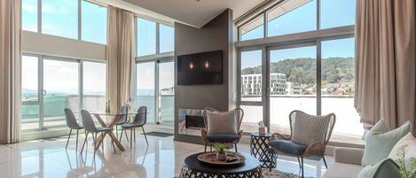 ペントハウス (Four) | リビング エリア | 薄型テレビ