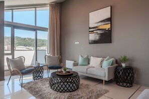 ペントハウス (Four) | リビング エリア | 薄型テレビ