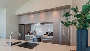 Penthouse (Four) | Dapur pribadi | Lemari es, microwave, oven, dan kompor