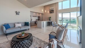 Penthouse (Four) | Area keluarga | TV layar datar