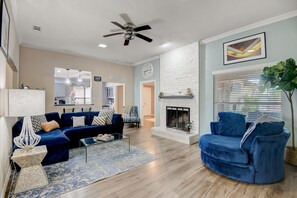 Living area - Carrollton Retreat! 4BD / POOL TABLE * (Carrollton)