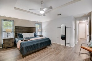 Room - Carrollton Retreat! 4BD / POOL TABLE * (Carrollton)