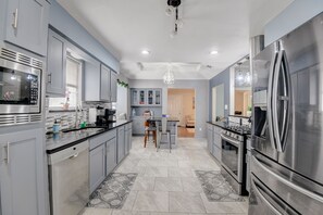 Private kitchen - Carrollton Retreat! 4BD / POOL TABLE * (Carrollton)