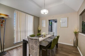 Dining - Carrollton Retreat! 4BD / POOL TABLE * (Carrollton)