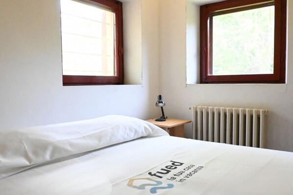 3 bedrooms, bed sheets