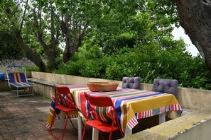 تناول الطعام بالخارج