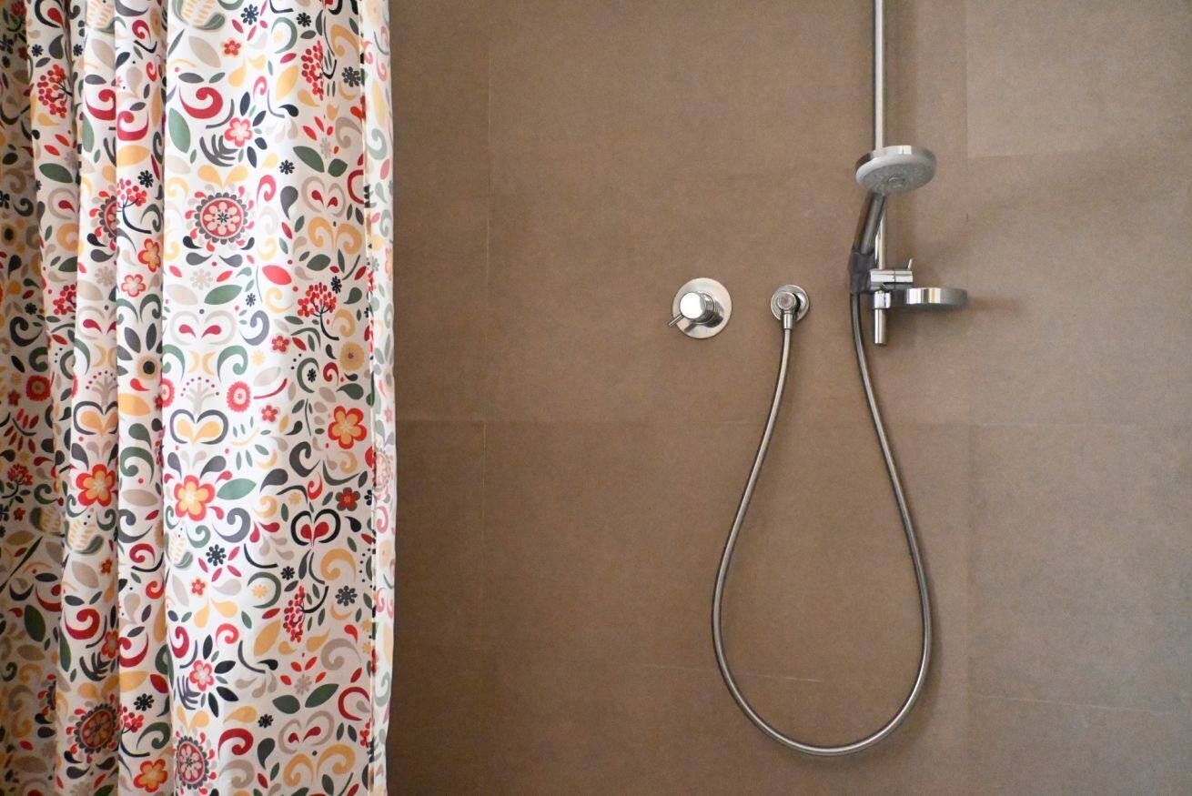 Shower, bidet, towels