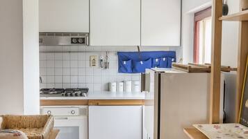 Frigorifero, forno, lavastoviglie, tavolo da pranzo