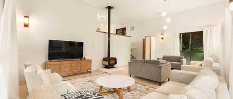 Smart TV, fireplace