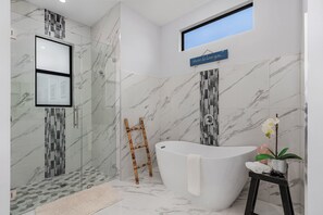 Dusche, Handtücher, Seife, Shampoo