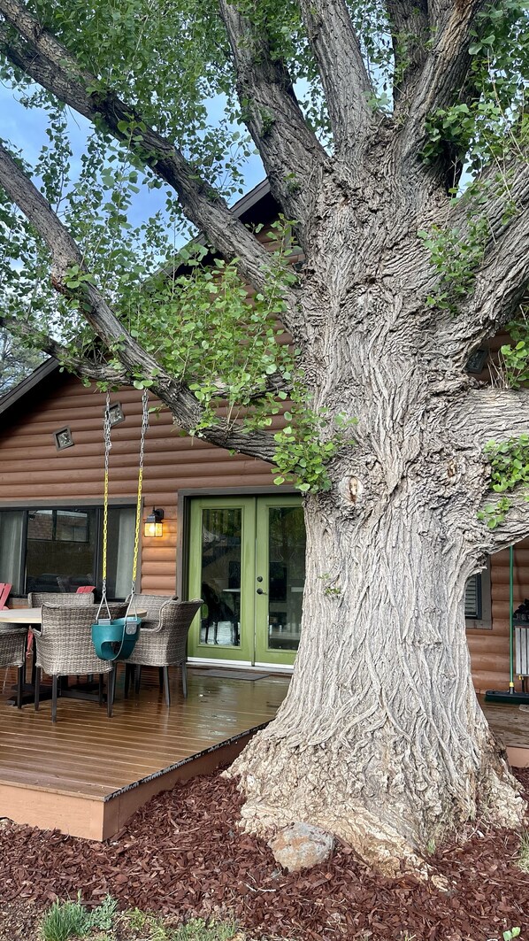 Outdoor dining - Cozy Cabin - Great Walkable Location in the Heart of Pinetop!
(Pinetop-Lakeside)