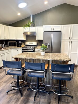 Fridge, microwave, oven, stovetop - Cozy Cabin - Great Walkable Location in the Heart of Pinetop!
(Pinetop-Lakeside)