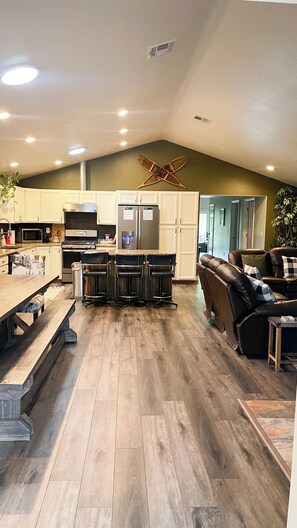 Interior - Cozy Cabin - Great Walkable Location in the Heart of Pinetop!
(Pinetop-Lakeside)