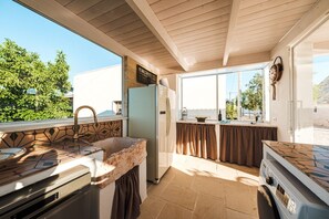 Fridge, microwave, oven, dishwasher - Romantic trulli with relaxation area, whirlpool, sauna, and private pool (Monopoli)