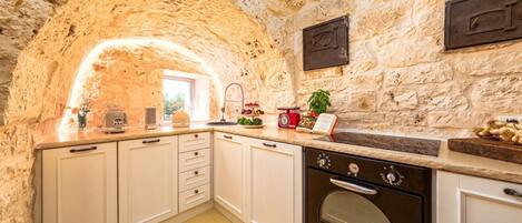 Mikrowelle, Ofen, Esstisch