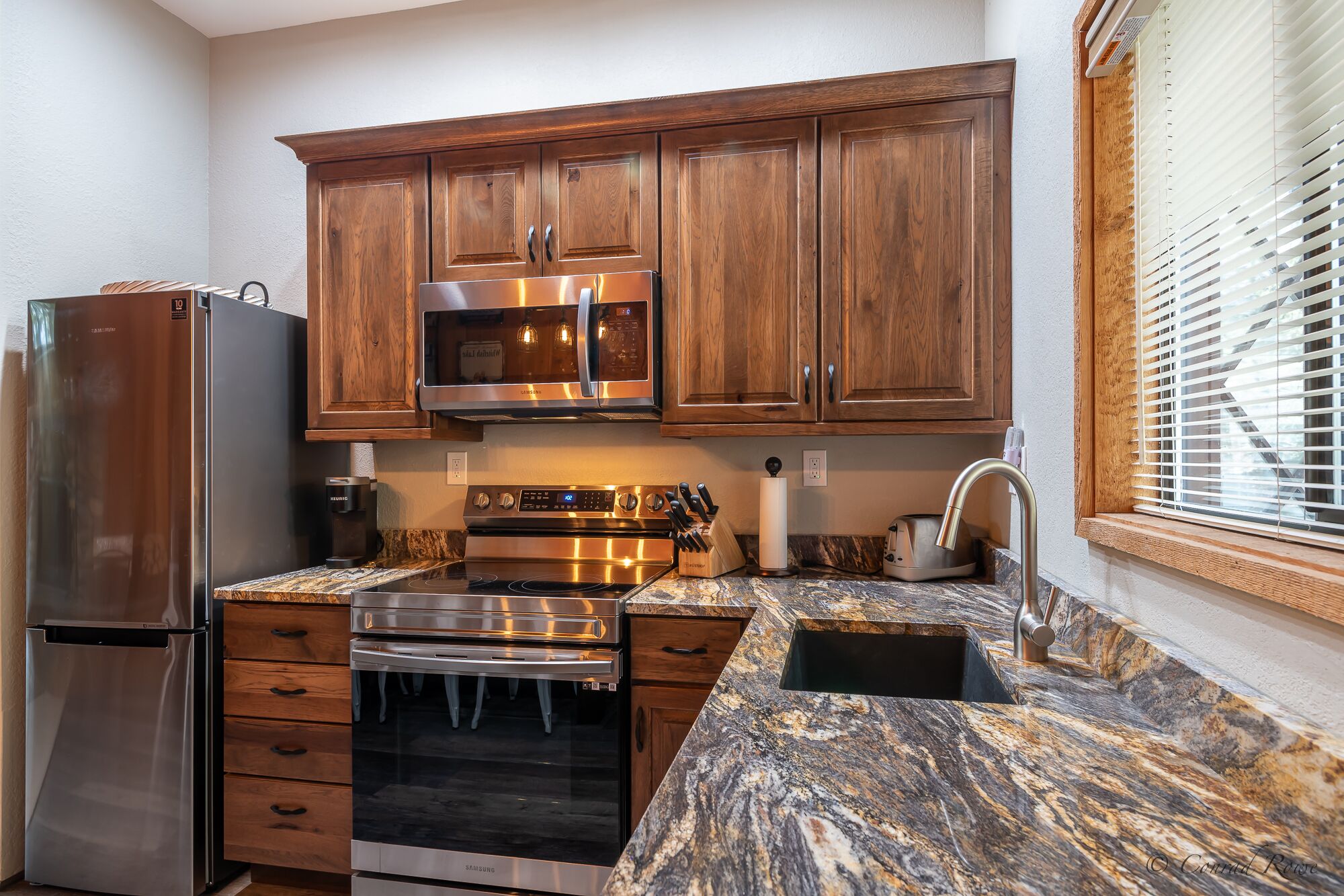 New Peaceful Condo in Whitefish with King Bed, hot tub and pool!!