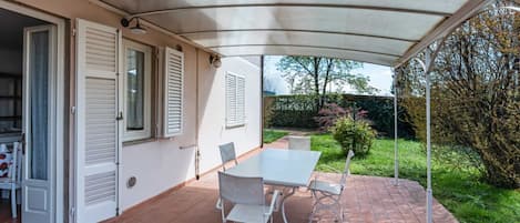 屋外ダイニングエリア