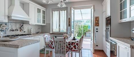 冷蔵庫、電子レンジ、オーブン、コンロ