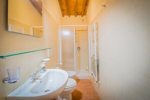 Shower, hair dryer, bidet - GuestHost - Ginestra-Chianti Cozy Flat with Private Parking! (Asciano)