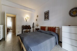 2 bedrooms, iron/ironing board, internet, bed sheets