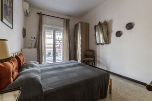 2 bedrooms, iron/ironing board, Internet, bed sheets