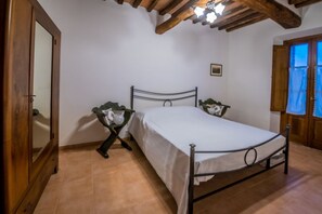 1 chambre, fer et planche à repasser, draps fournis