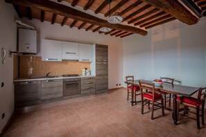 Een koelkast, een kookplaat, een koffiezetapparaat/waterkoker