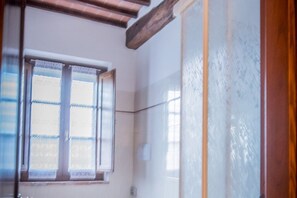 Douche, sèche-cheveux, bidet, serviettes fournies