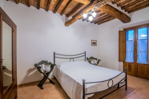 1 habitación, tabla de planchar con plancha y ropa de cama 