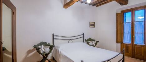 1 chambre, fer et planche à repasser, draps fournis