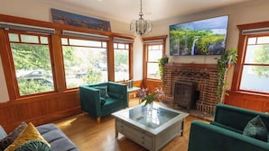 Smart TV, offices - Luxury Elmwood–Rockridge Flat w/ Hot Tub (Berkeley)