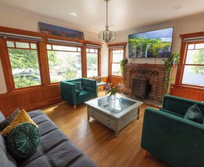 TV, offices - Luxury Elmwood–Rockridge Flat w/ Hot Tub (Berkeley)