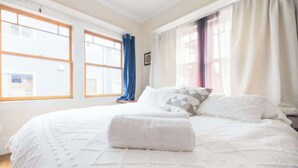 2 bedrooms, desk, iron/ironing board, travel crib - Luxury Elmwood–Rockridge Flat w/ Hot Tub (Berkeley)