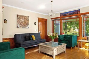 Smart TV, offices - Luxury Elmwood–Rockridge Flat w/ Hot Tub (Berkeley)