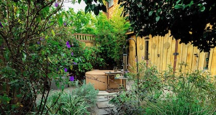 Luxury Elmwood–Rockridge Flat w/ Hot Tub