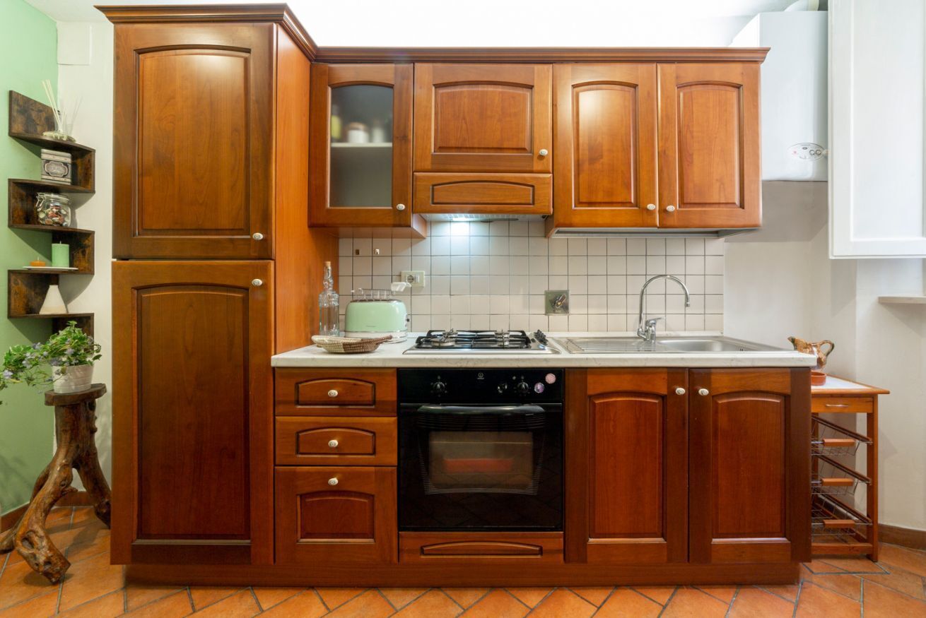 Kühlschrank, Ofen, Herdplatte, Wasserkocher mit Kaffee-/Teezubehör