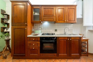 Fridge, oven, stovetop, coffee/tea maker