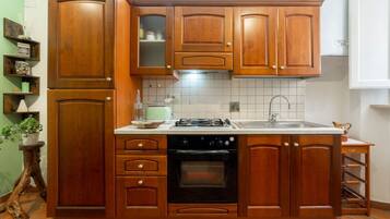 Kühlschrank, Ofen, Herdplatte, Wasserkocher mit Kaffee-/Teezubehör